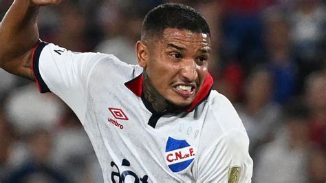 aged modpack|Nacional's Izquierdo dies aged 27 after collapse .